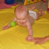 spelen-met-balletjes-op-een-nat-doek