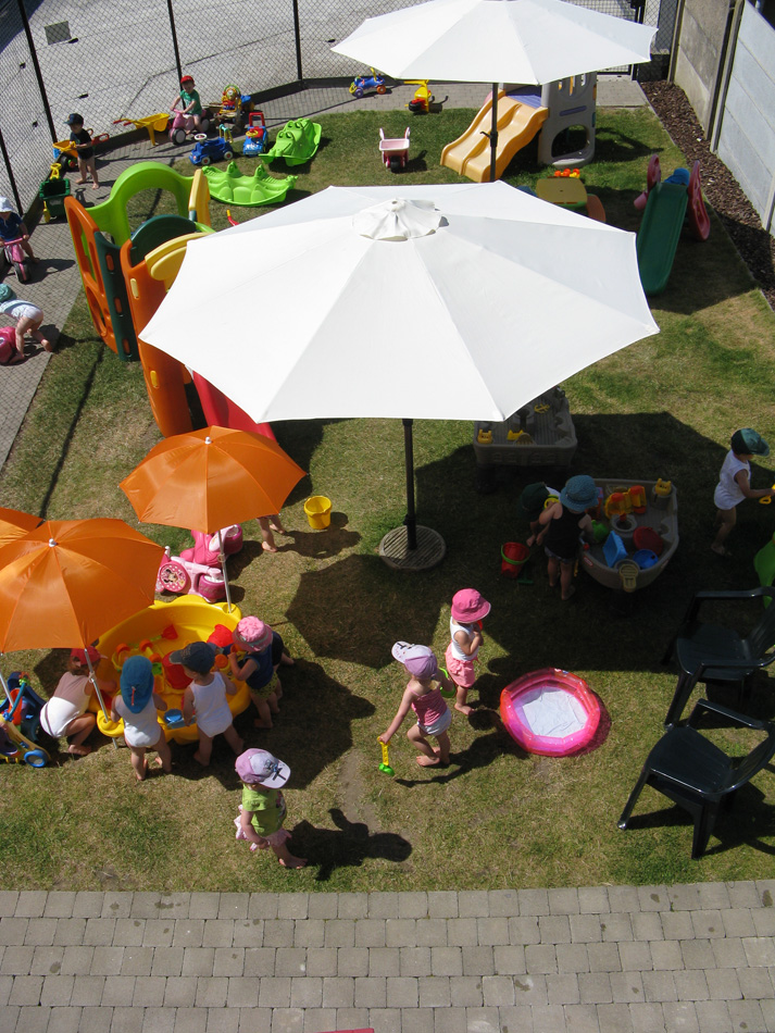 buiten-spelen-met-zwembadjes-en-watertafels