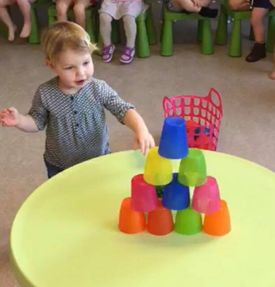 kermis-torens-van-bekertjes-omver-gooien-met-balletjes