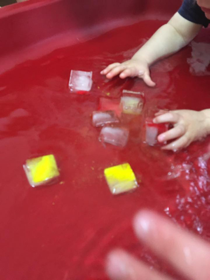 spelen-met-gekleurde-ijsblokjes-in-water